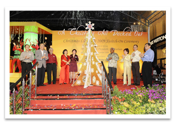 photo : Dr Tsutomu Kanai and Mr S. R. Nathan launched the Christmas Light-up Switch-On Ceremony