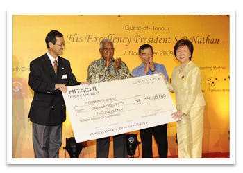 photo : Mr Yasunori Taga, Chief Executive for Asia, Hitachi, Ltd., presented a cheque to the Community Chest