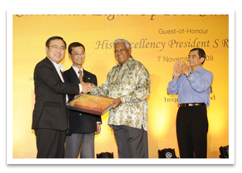 photo : Mr Takayuki Hirota, Managing Director of Hitachi Asia Ltd., received a token of appreciation from President S. R. Nathan